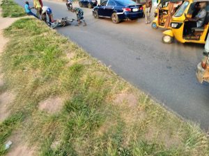 Heavy coalition between an impatient car driver and a high-speed motorcyclist