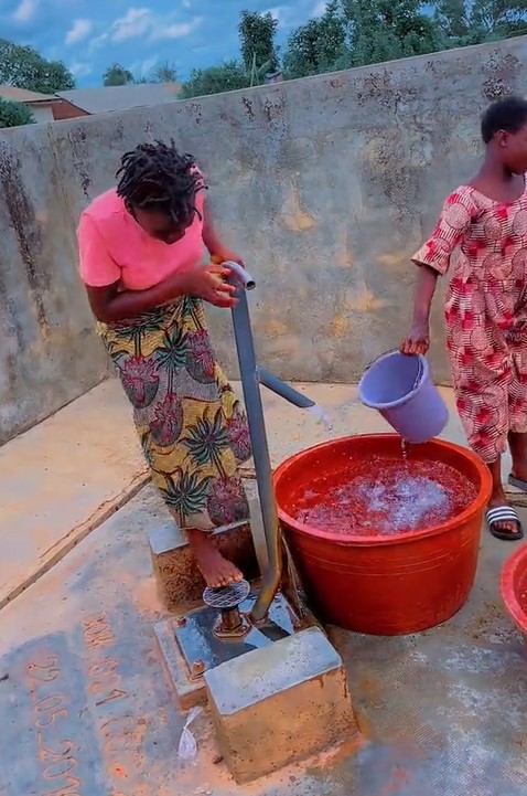 "You do exercise, still fetch water" - Video of young girl fetching in an unfamiliar manner (WATCH)