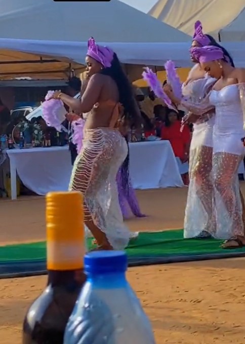 "Them don turn Asoebi to L!ngǝr!ǝ and beach wear" – Video of a bridesmaid dressed half nak£d at a traditional wedding (VIDEO)