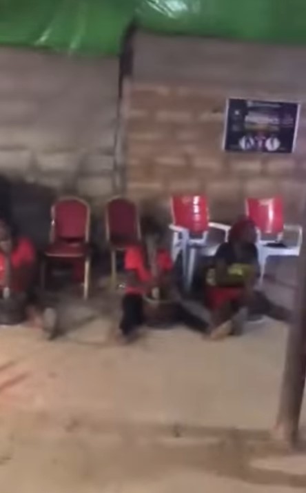 "Why is the pastor not pounding" – Trending video of church members pounding their enemies with mortar and pestle (WATCH)