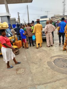 Long Queue For Fuel Causes Traffic Congestion At Akarigbo Road, Ijokun