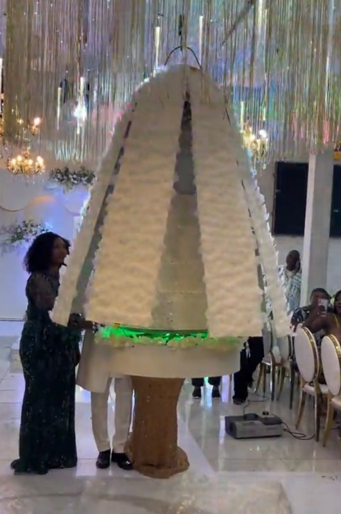 Flying wedding cake leaves many sh0cked as it descends from "heaven" and stands without support