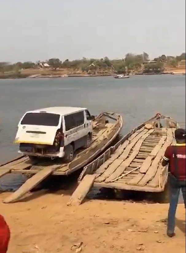 "This doesn't make sense" - Reaction as NYSC corp members posted to Taraba are seen being transported on wooden boats without life jackets (VIDEO)