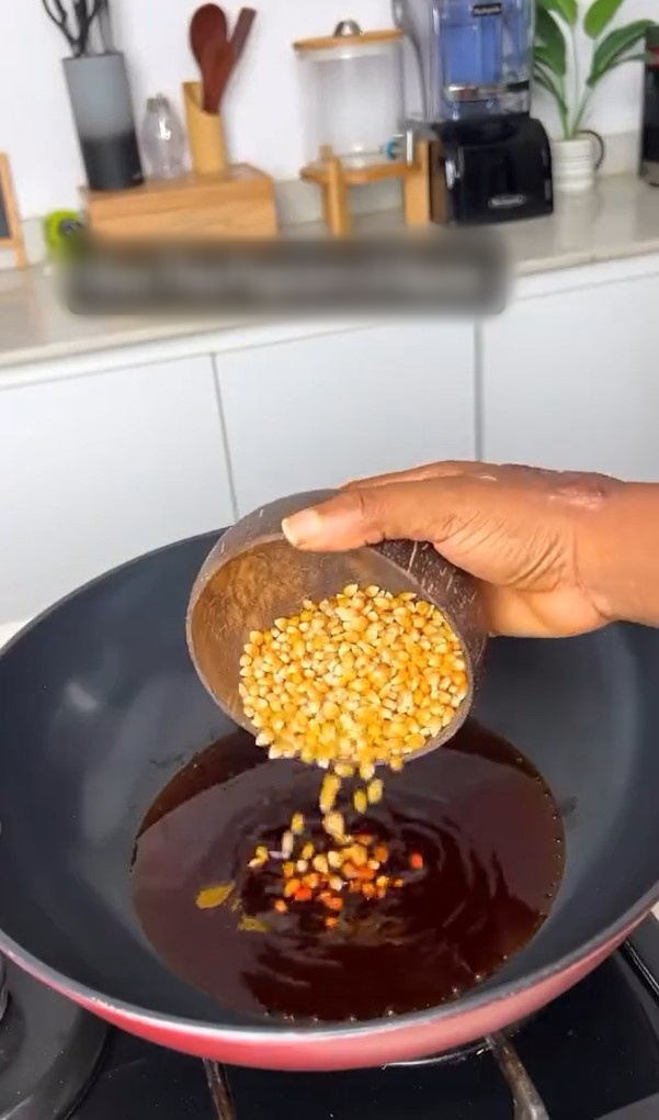 "You forgot to add iru and onions" - Reaction as lady makes popcorn with palm oil and crayfish