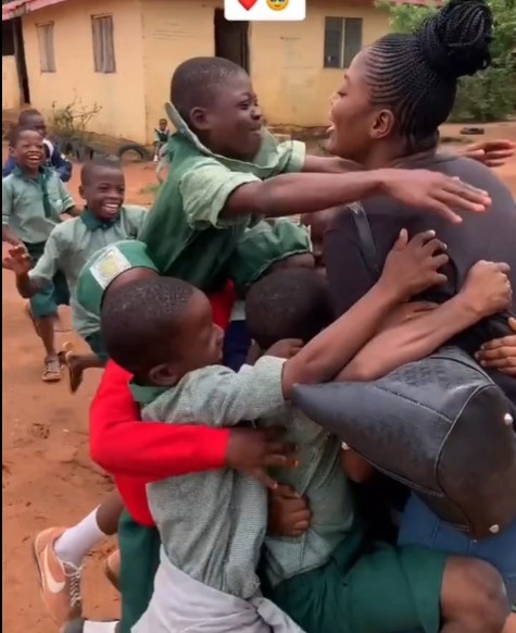 Nigerian teacher shares how her pupils welcome her after 2 weeks of s!ck leave (WATCH)