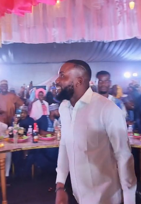 "This is Asha, Asake couldn’t make it" – Hilarious moment MC pranks wedding guests with singer Asake performance (VIDEO)