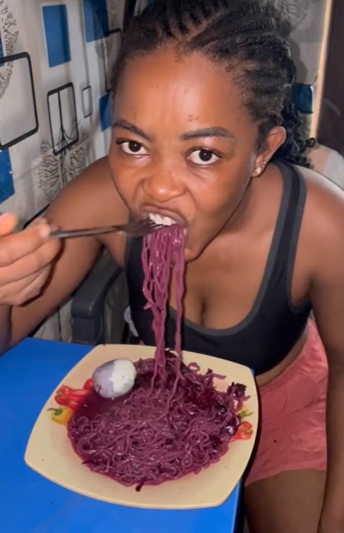 Nigerian lady shocks many as she cooks "Zobo noodles" (VIDEO)