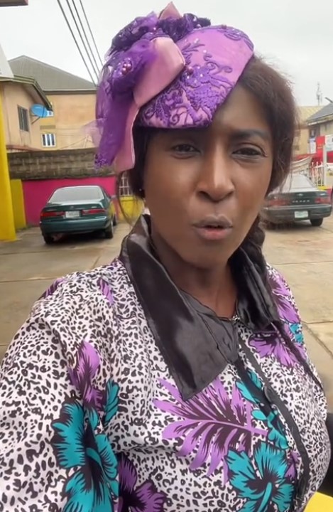 Woman praises God as she leaves church with offering basket (WATCH)