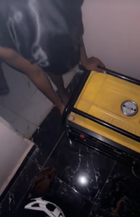 Nigerian man praises girlfriend as she turns on generator effortlessly (WATCH)