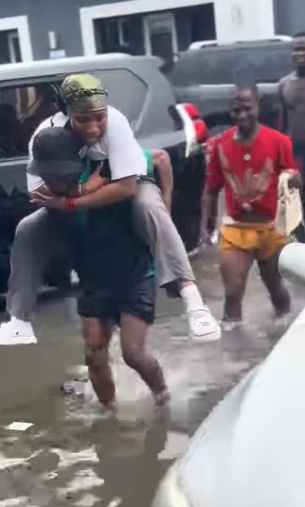 "Lekki flood almost carried me" – Lady seeks help from street boys as her car stuck amid Island flood water (VIDEO)