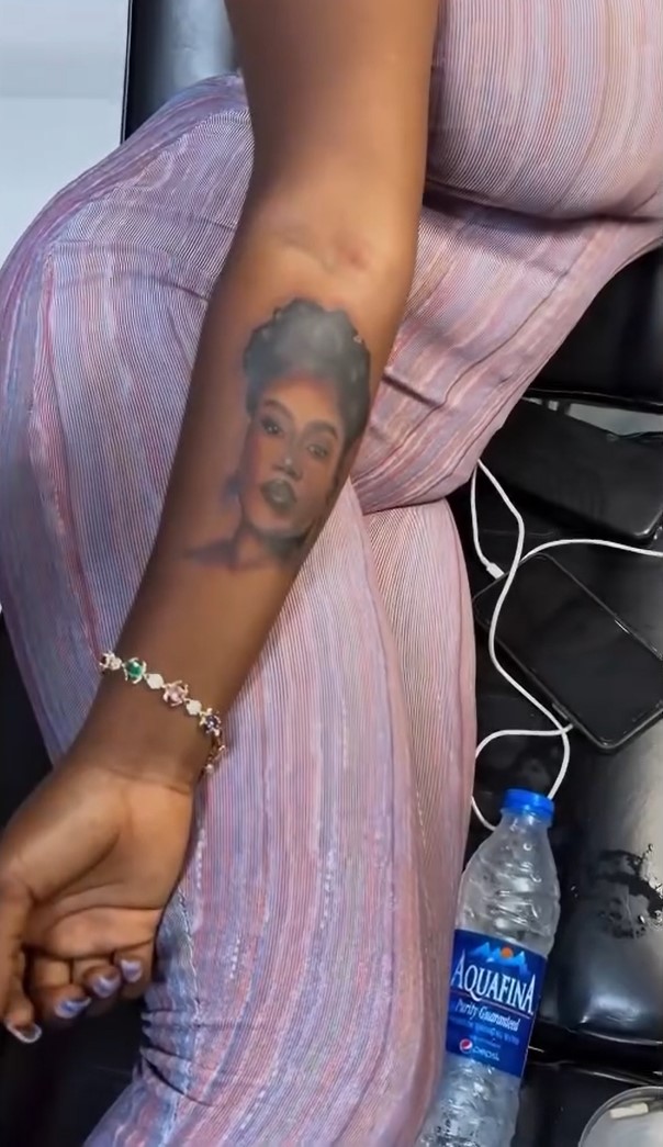 Nigerian lady tatt00s Davido and Chioma's faces on her hand to celebrate the success of their wedding (VIDEO)