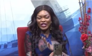 "You're a mother, learn to cover yourself" – Concerned Nigerian lady sc0ld presenter Tope Mark-Odigie over her dressing on a live broadcast show (WATCH)