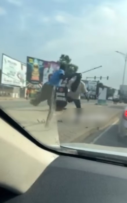 "Battle of balance" – Drama Ensues As Two Men Lock Horns On The Road (WATCH)