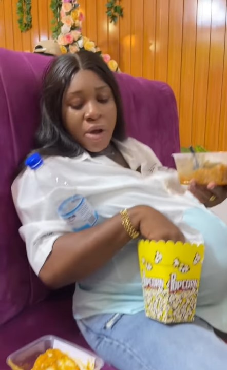 Lady in disbelief as her pregnant friend devoúrs a combo of food in a restaurant (WATCH)