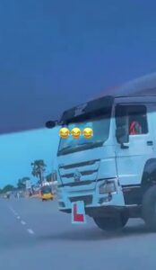 Motorist fǝars as learner drives trailer on a major road (VIDEO)