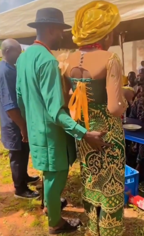 Netizens b@sh groom for aggress!vely squeezing wife's búttocks during their wedding