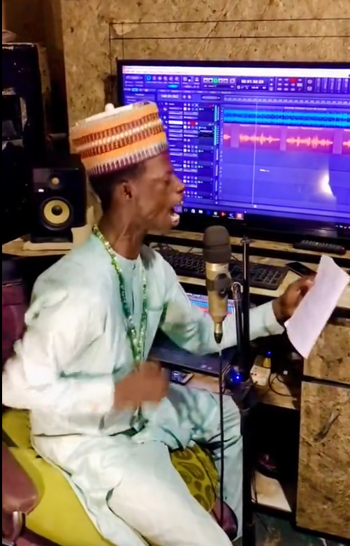 "To blow no easy" – Netizens react as Hausa upcoming artiste sings out his soul in the studio (Video)