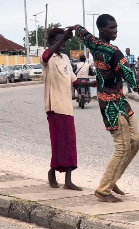 M@d couple opprǝss the singles as they display their love in the streets (VIDEO)