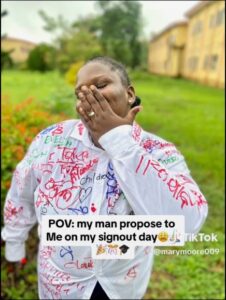 Drama Ensues After A Nigerian Man Proposed To His Girlfriend On Her Sign-Out Day In Front Of All Her Peers (WATCH)