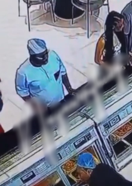 Moment a CCTV camera captured an elderly man steal!ng a phone in public (VIDEO)