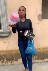 "They suppose give you generator?" – Lady r@ges at the souvenir she received at her child's school party after paying N10,000 (VIDEO)