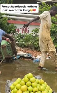 Heartbreak!ng moment street fruit vendor losǝs goods as he f@lls on a slippery road (WATCH)