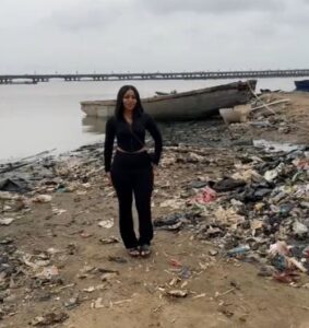 "Everybody sha wan trend" – Lady r!sk it all as she tours under Third Mainland Bridge without a life jacket (WATCH)