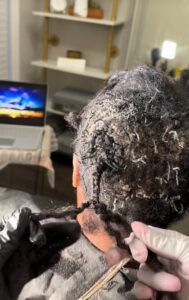 "Is that sawdust?" – Hairstylist shows the 'dandruff flakes' on her client's scalp after wearing a sew-in weave for 4 month (WATCH)