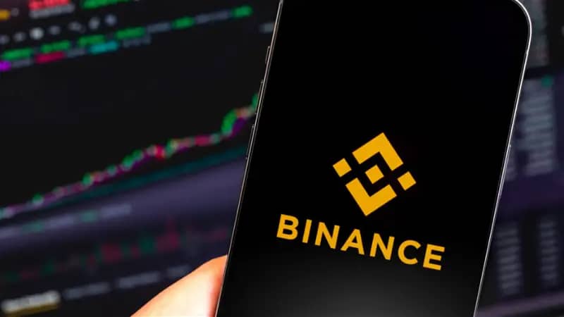 Binance to Halt Naira Services Amid Regulatory Pressures