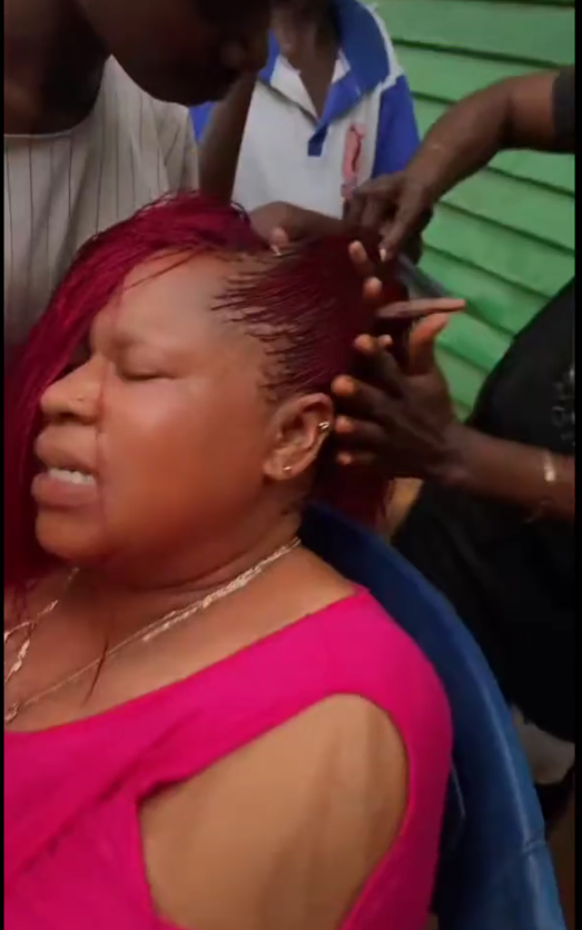 "Na by force?" – Netizens react as woman wr!the in p@in while making a million braids hair (WATCH)