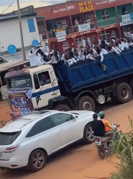 University students went all out for their sign-out day in a tipper truck (VIDEO)