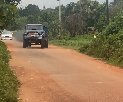 "Be like e get cross-eyes o" – Netizens react as truck moves sideways (WATCH)