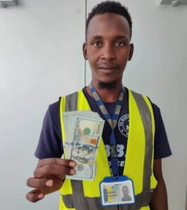 Netizens Praise the Actions Of An Airport Cleaner in Kano Who Returned The $10,000 He Found In A Plane.