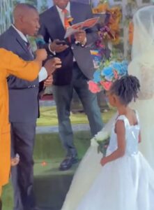 "He no wan keep her na by f0rce" – Wedding guests chuckles as groom hesitate to pronounce his wedding vows (VIDEO)