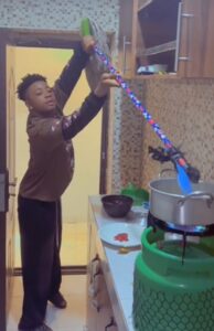 "Chai see person future husband!" – Nigerian man goes extra mile as he fries fish with mopping stick (WATCH)