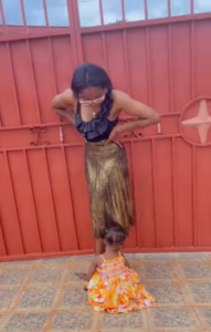 "I need to hire this little girl" – Little girl mǝlt hearts as she helps her mum strike a pose to take a picture (WATCH)