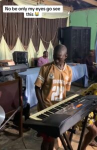 "The guy is passing through a lot" - Keyboardist's countenance during a church praise night raise concerns (Watch)