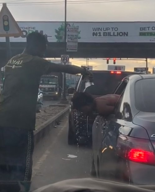 Heartwarming Moment Nigerian Man Assists Vom!ting Lady In Traffic Melt Hearts (VIDEO)