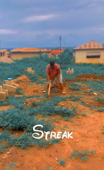 Woman Works Tirelessly With Pickaxɘ Beside Her Husband On Their House Foundation (VIDEO)