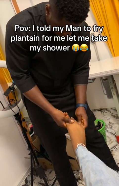 "How can you not know how to fry plantain?" – Nigerian man swept his girlfriend off her feet with 'crispy' plantain after her shower (WATCH)