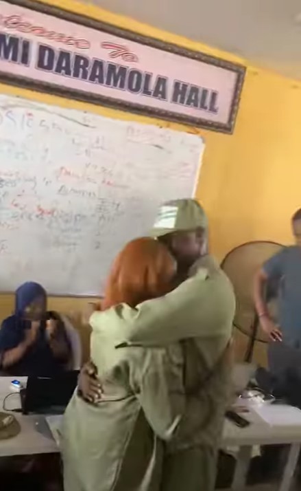 "Omo 500k don sure for these ones like this" – Moment corps member proposed to his girlfriend during monthly clearance (VIDEO)