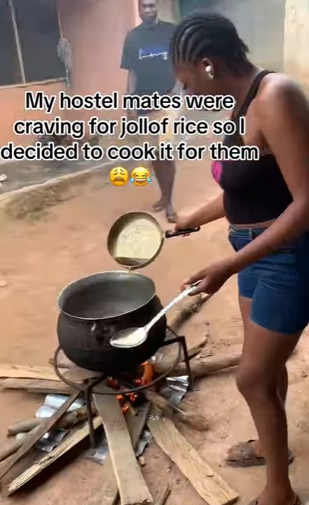 "she becomes everyone’s favorite" – Lady Win Hearts As She Satisfies Hostel Mates' Cravings With Jollof Rice (VIDEO)