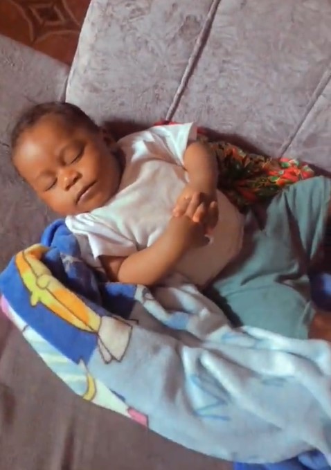 "This child just took everything from his dad" – Nigerian mum stúns as son adopts father's sleeping posture (Video)