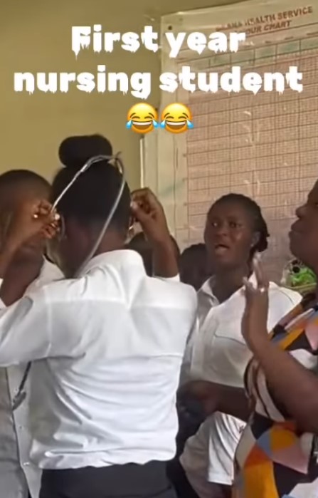 First-year nursing student wears a stethoscope as a necklace, sparks laughter during a training session (VIDEO)