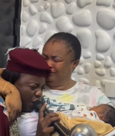 Gospel singer, Yinka Alaseyori pays heartfelt visit to Dayo Amusa following childbirth (WATCH)