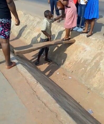 Man manually operates a makeshift bridge in town to make ends meet (WATCH)