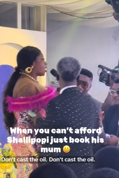 Shallipopi's mum ste@ls the show with an impressive performance of his song at an event in Edo State (VIDEO)