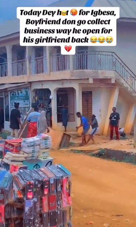 "he rolled his cross by him self" – Man seizes 'expensive' business kiosk from girlfriend over inf!delity in Igbesa (WATCH)