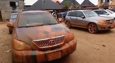 Groom's convoy cars splattered with mud stains en route to bride's house sp@rks reactions at wedding (WATCH)