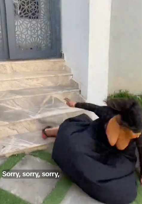 "I won’t stand up o" – Emb@rrassing moment a Nigerian lady tr!ps over heels on stairs in a video shoot (WATCH)